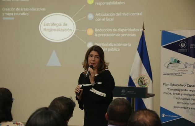 Helga Cuéllar-Marchelli présentant une proposition au ministère de l'éducation sur l’amélioration des services d’éducation au niveau local en 2019.